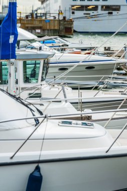 Kenetlenmiş birkaç beyaz teknenin yakın görüntüsü