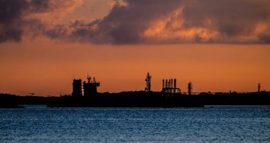 Okyanus üzerinde endüstriyel günbatımı