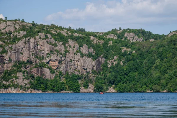 Dağ kayalıkları ve küçük kırmızı botlu su