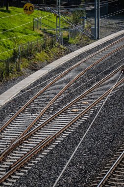 Tren rayları virajda ayrılıyor.