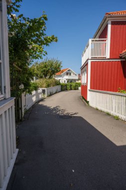 Beyaz çitler ve evler arasındaki dar köy yolu