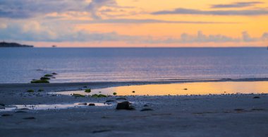Gün batımı ufku yansımalı sakin okyanus manzarası