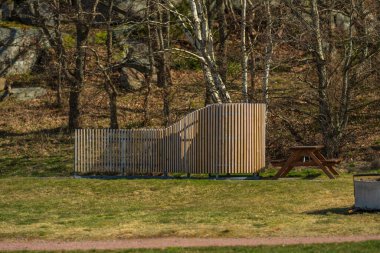 Umumi park tuvaleti ve ağaçlardaki piknik masası