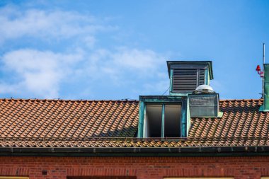 Açık balkonlu kırmızı tuğlalı apartman.