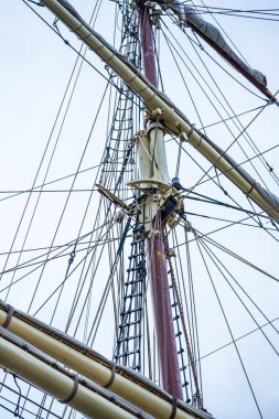 Geleneksel yelkenli geminin direği ve tırmanma donanımı