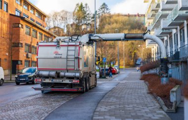 Göteborg, İsveç - 27 Kasım 2024: Elektrik süpürgesi ile çöp toplama