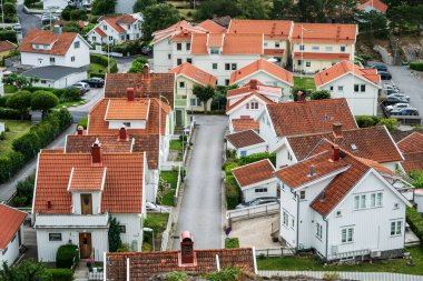 Fj Ilbacka, İsveç - 27 Temmuz 2025: Banliyöde kırmızı kiremitli çatı ve dar sokak