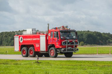 Göteborg, İsveç - 29 Ağustos 2009: Asfalt yolda giden İsveç havalimanı kırmızı itfaiye aracı