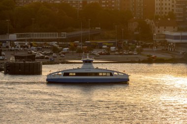 Göteborg, İsveç - 14 Eylül 2022: Nehirden geçen elektrikli feribot elfi