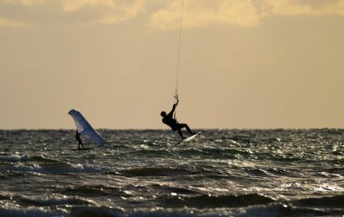 Rüzgarlı bir akşamda uçurtma sörfü