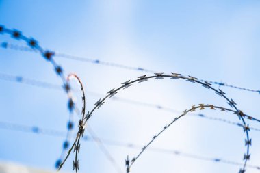 gökyüzü arka plan ile sarmal tel çit