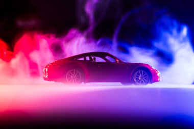 Sisli neon ışıklı oyuncak araba