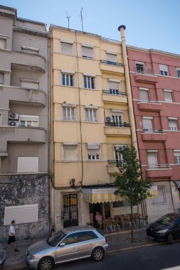 Lizbon, Portekiz - 24 Temmuz 2016: Dar renkli evler.