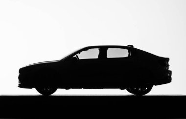 Beyaz arka planda bir arabanın silüeti.