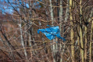 Kamyon etiketli kırmızı benzin istasyonu tabelası