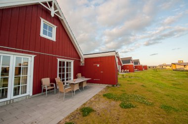 Kiralık kırmızı ahşap kulübeler