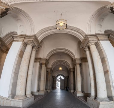 Taş kolonları olan büyük kemer yolu koridoru