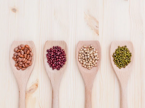 Surtido de frijoles y lentejas en cuchara de madera sobre fondo de madera — Foto de Stock