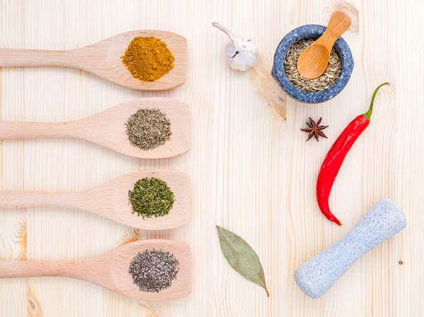 Lebensmittel kochen Zutaten. getrocknete Gewürze Kräuter Lorbeerblätter, Kurkuma, — Stockfoto