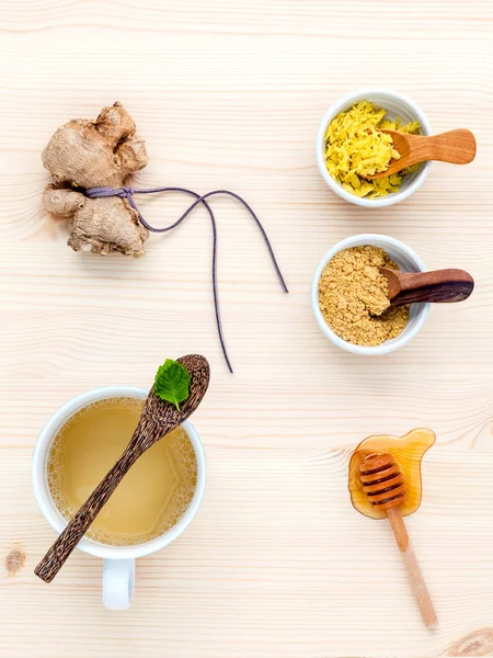 La taza de té de jengibre con raíces de jengibre, miel y menta en el óxido — Foto de Stock
