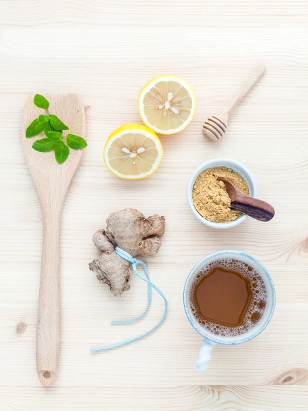 La taza de té de jengibre con raíces de jengibre, polvo de jengibre, limón  , — Foto de Stock