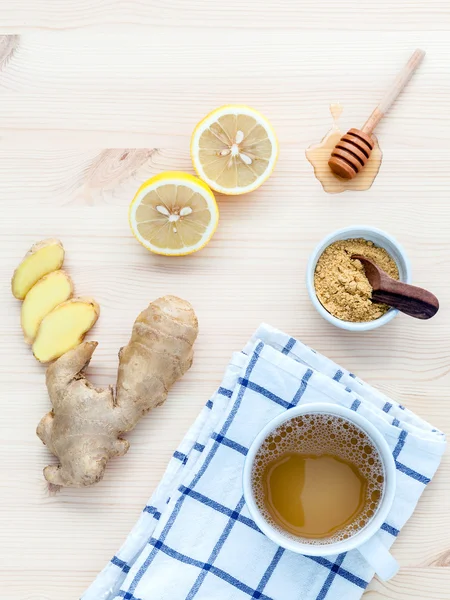 Чашка имбирного чая с имбирными корнями, имбирный порошок, лимон — стоковое фото