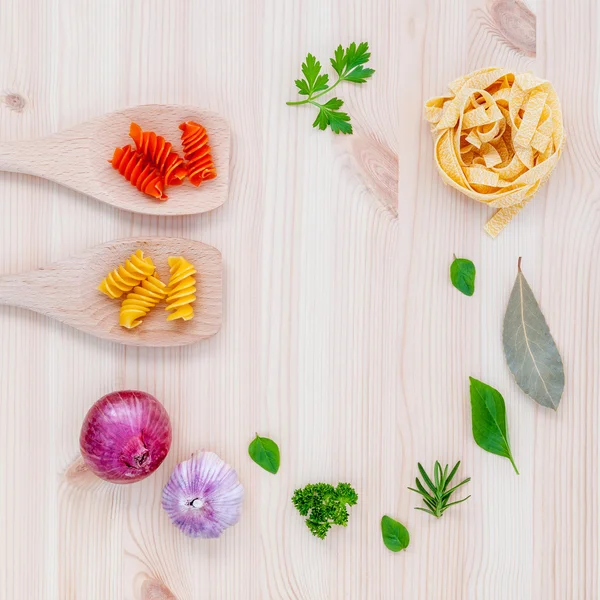 Concetto gastronomico italiano pasta con olio vegetale con spezie — Foto Stock