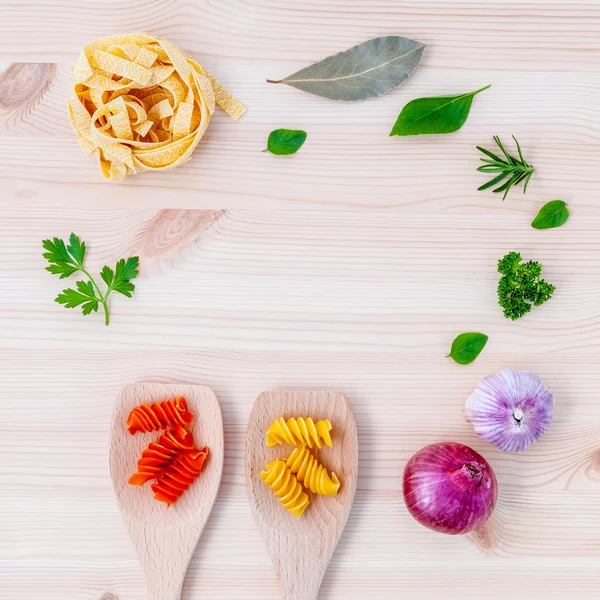 Concetto gastronomico italiano pasta con olio vegetale con spezie — Foto Stock