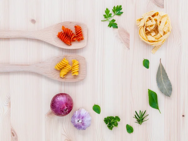 Concepto de comida italiana pasta con verduras aceite de oliva con especias —  Fotos de Stock