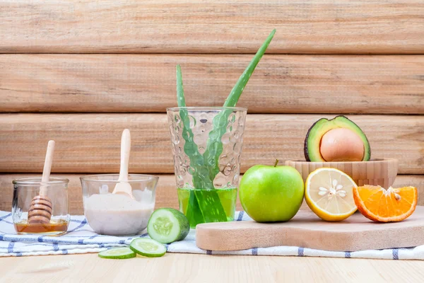 Cuidado caseiro da pele e esfoliação corporal com ingredientes naturais  . — Fotografia de Stock