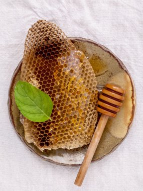 Nane ve beyaz f üzerine dipper ile seramik tabakta petek