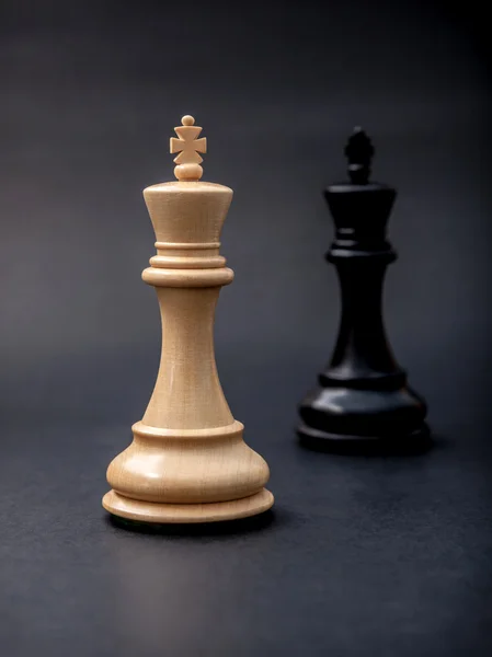Svart och vit konung av schack uppsättningen upp på mörker bakgrund . — Stockfoto