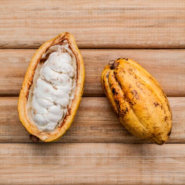 Rustik ahşap arka plan üzerinde Olgun Endonezya kakao kurulum.