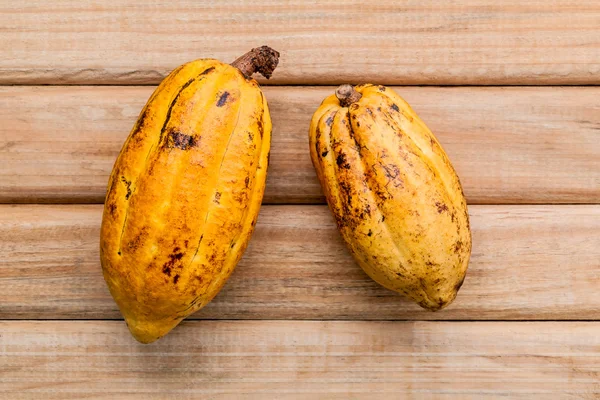 El cacao maduro de Indonesia sobre fondo rústico de madera . — Foto de Stock