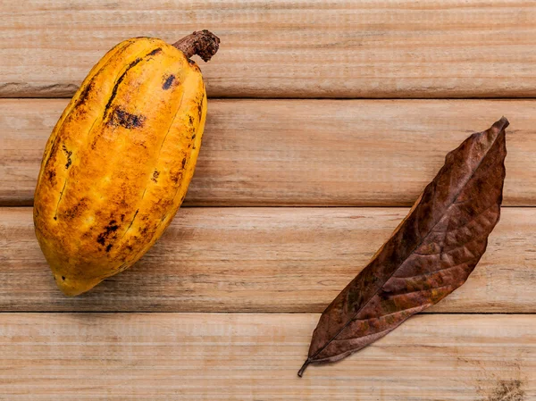 El cacao maduro de Indonesia sobre fondo rústico de madera . — Foto de Stock