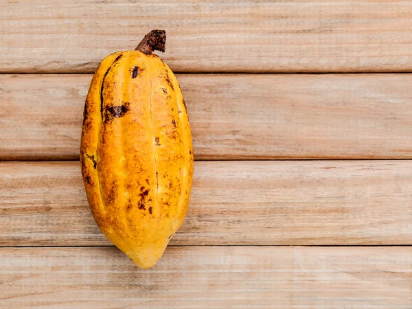 El cacao maduro de Indonesia sobre fondo rústico de madera . — Foto de Stock