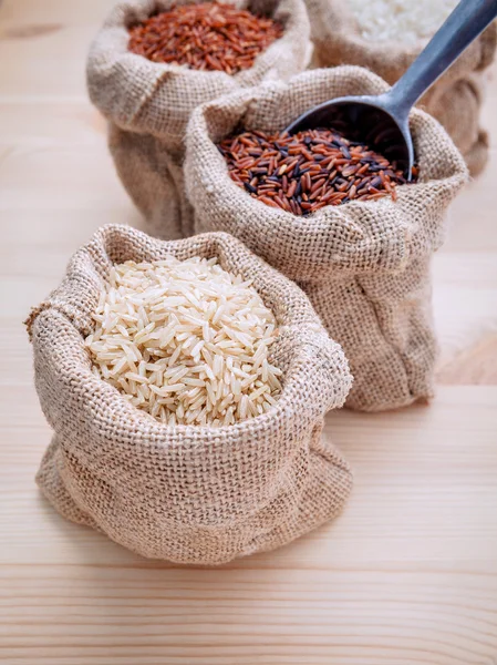 Arroces tailandeses tradicionales de grano entero mezclados mejores arroces para una alimentación saludable — Foto de Stock