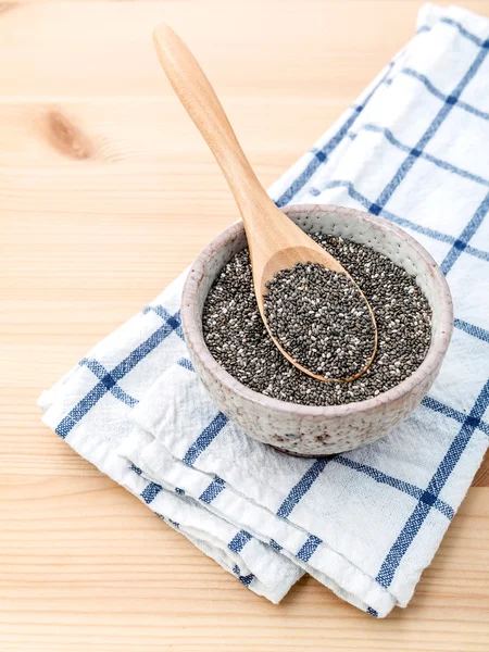 Näringsrikt chia frön i keramikskål med träsked för kost — Stockfoto