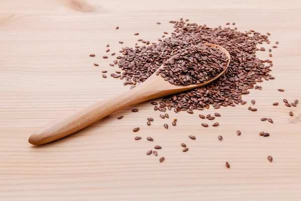 Nutriciosas semillas de lino en cuchara de madera para la dieta ingredientes alimentarios — Foto de Stock