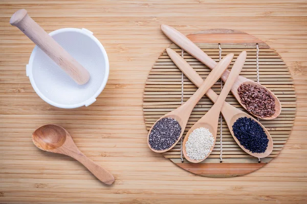 Super saludable de semillas selección de semillas de lino, semillas de chía, ses negro — Foto de Stock