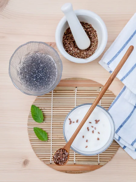 Nutriciosas semillas de lino con vaso de yogur griego y cuchara de madera — Foto de Stock