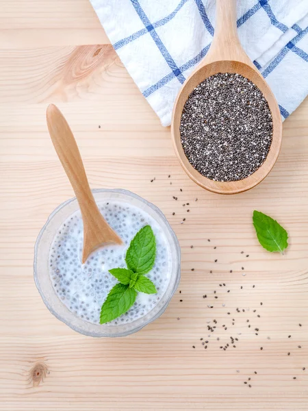 Nutriciosas semillas de chía en tazón de vidrio con cuchara de madera para dieta f — Foto de Stock