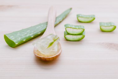 Aloe ile ahşap kaşık alternatif cilt bakımı aloe vera jel 