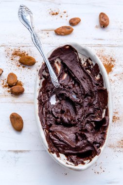 Seramik kase ve kızartma coco metal kaşık ile eritilmiş çikolata