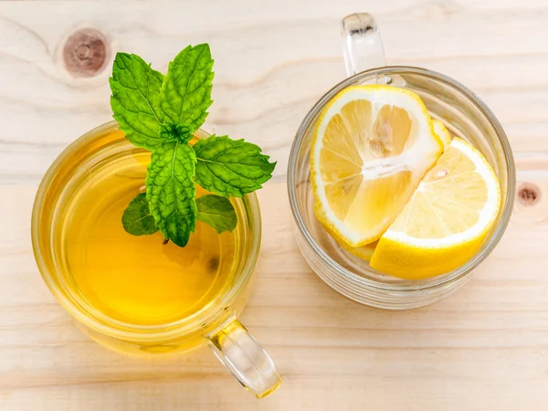 Tasse de tisane à la menthe verte fraîche, miel et citron sur bois — Photo