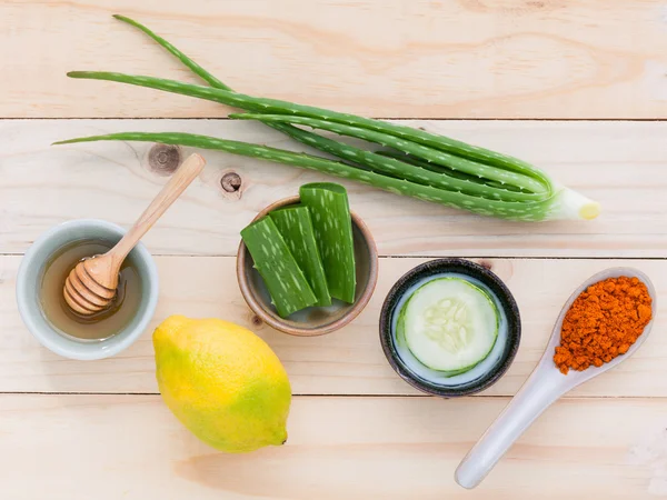 Cuidados caseiros da pele e esfoliação corporal com ingredientes naturais aloe — Fotografia de Stock