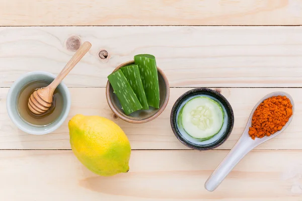 Cuidado casero de la piel y exfoliación corporal con ingredientes naturales aloe —  Fotos de Stock