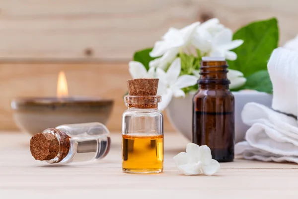 Botella de aceite esencial y flor de jazmín con poca profundidad de —  Fotos de Stock