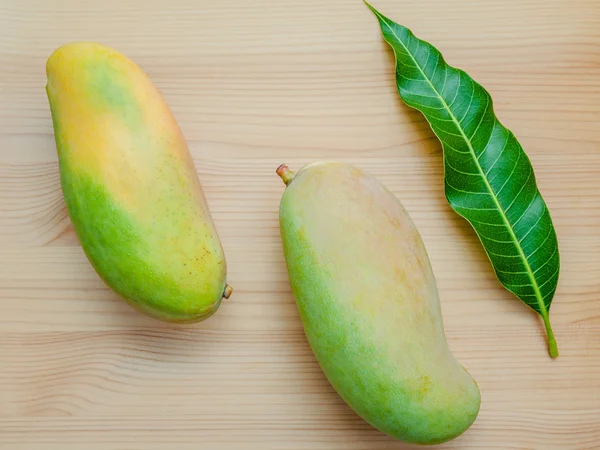 Friss szerves hagyományos thai mangó magas vitamin és ásványi anyag — Stock Fotó