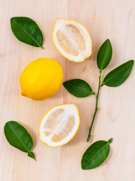 Laranjas de frutas cítricas mistas, limão e limão no fundo de madeira — Fotografia de Stock